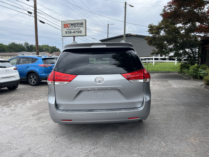 2013 Toyota Sienna XLE 3