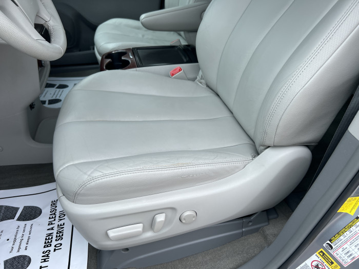 2013 Toyota Sienna XLE 8