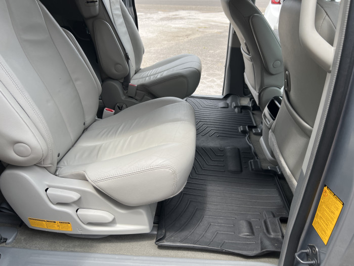 2013 Toyota Sienna XLE 14