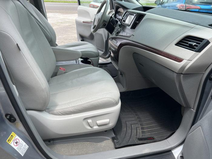 2013 Toyota Sienna XLE 15