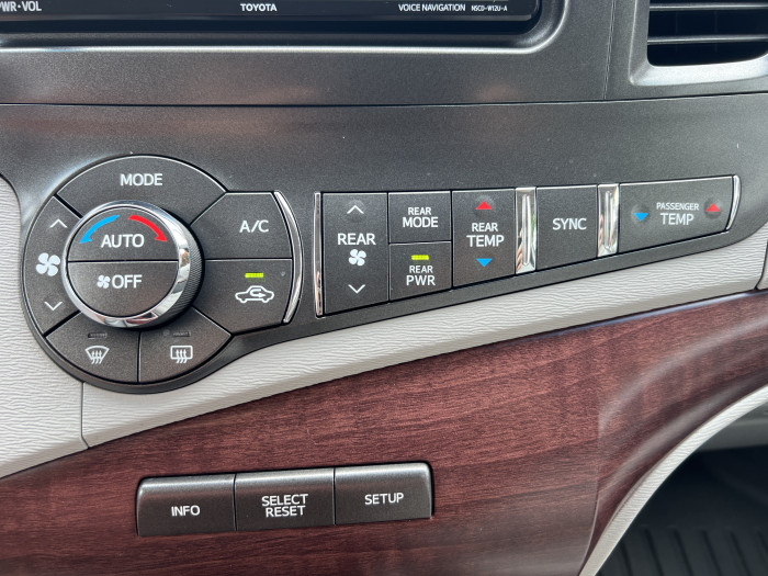2013 Toyota Sienna XLE 21