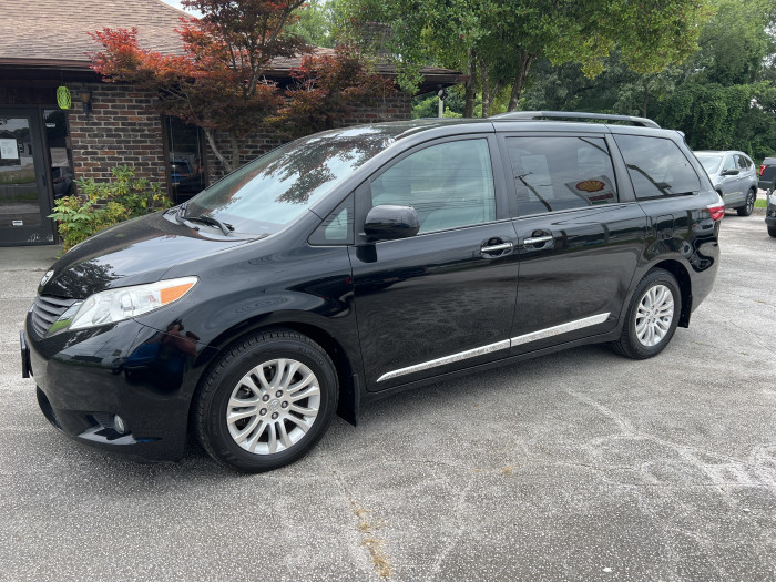 2017 Toyota Sienna XLE 1
