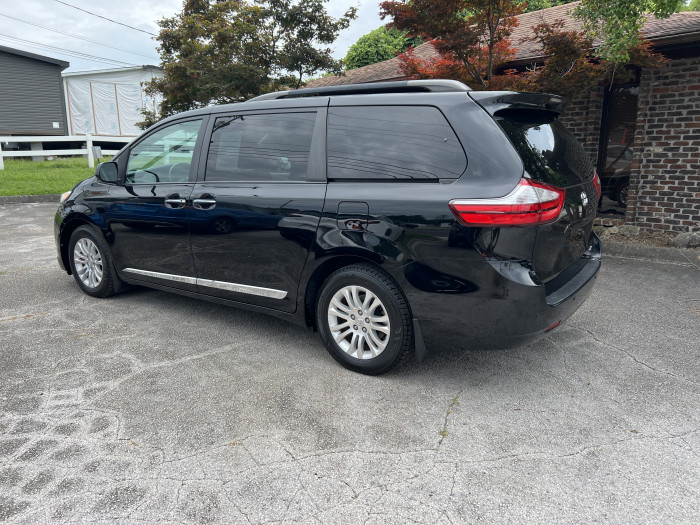 2017 Toyota Sienna XLE 2