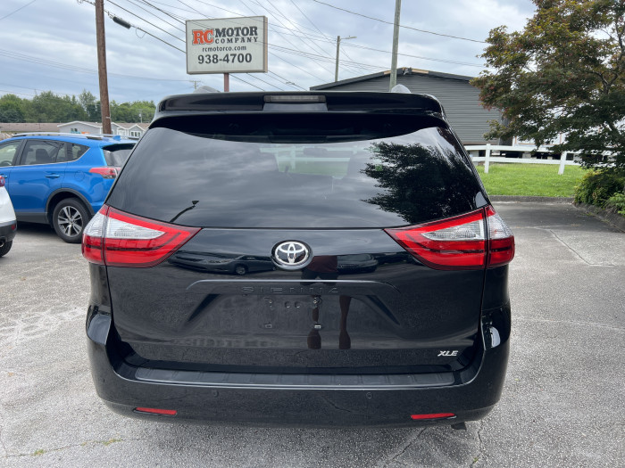 2017 Toyota Sienna XLE 3