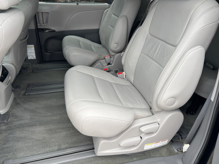 2017 Toyota Sienna XLE 10