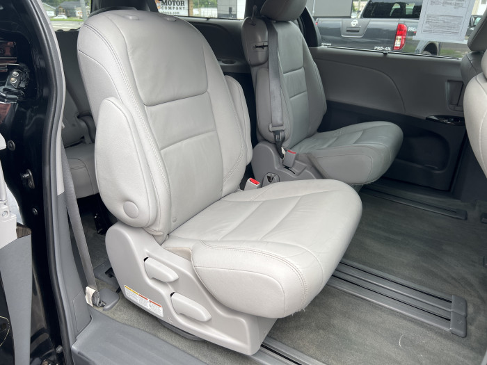 2017 Toyota Sienna XLE 14