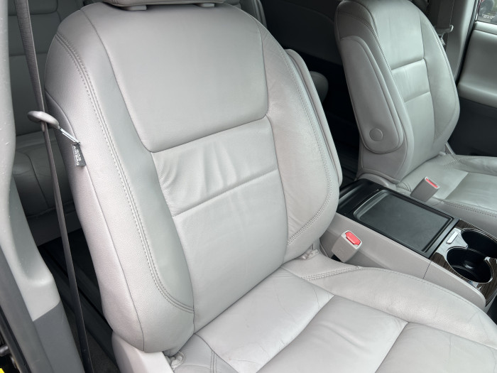 2017 Toyota Sienna XLE 15