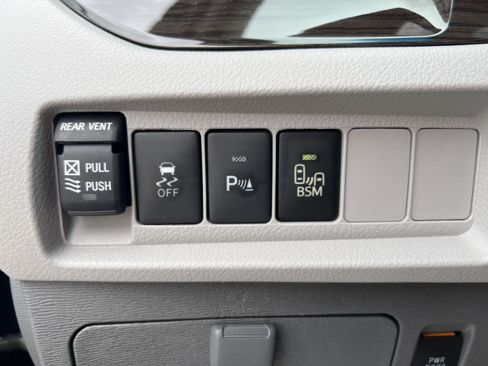 2017 Toyota Sienna XLE 16