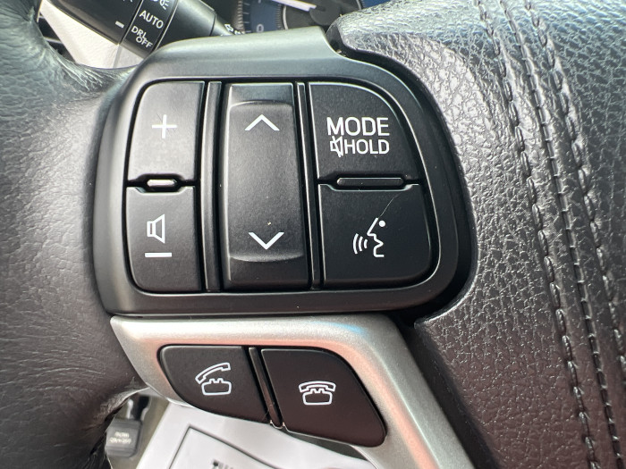 2017 Toyota Sienna XLE 17