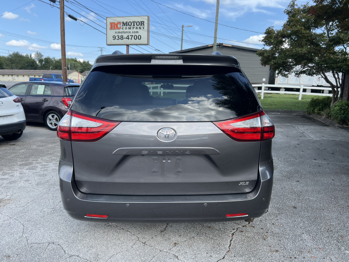 2016 Toyota Sienna XLE 3