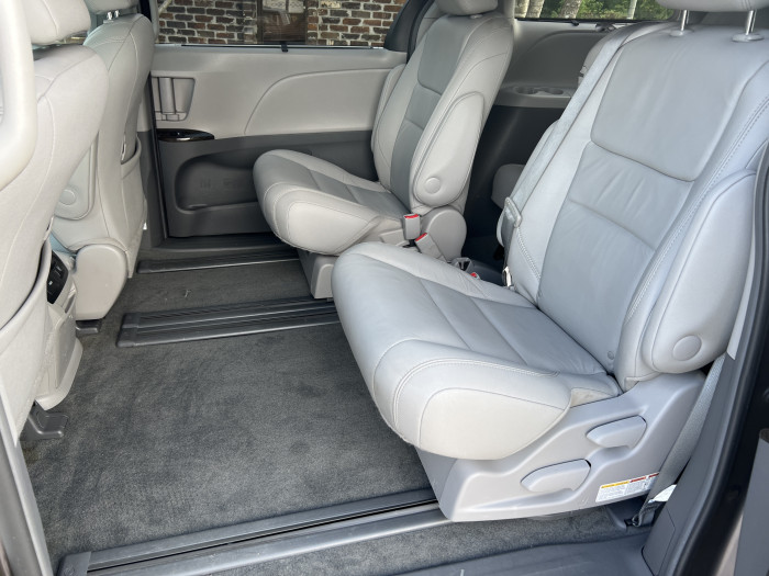 2016 Toyota Sienna XLE 9