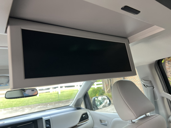 2016 Toyota Sienna XLE 10
