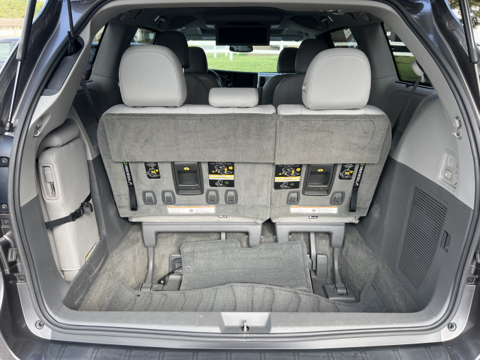 2016 Toyota Sienna XLE 12