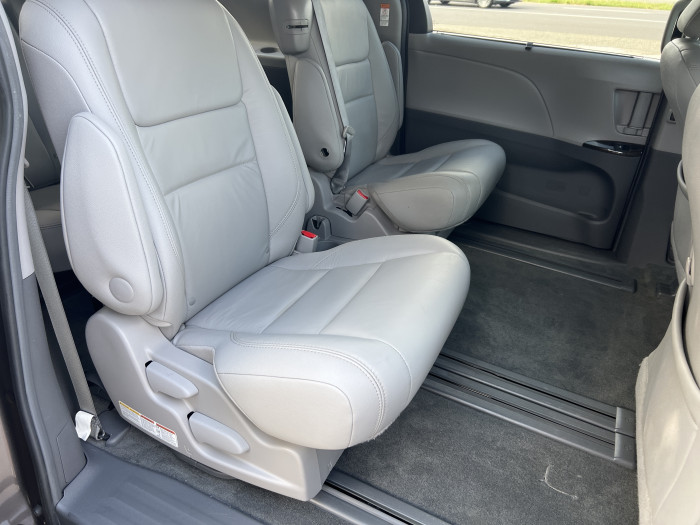 2016 Toyota Sienna XLE 13