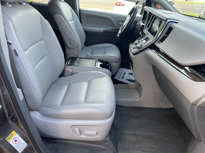 2016 Toyota Sienna XLE 14