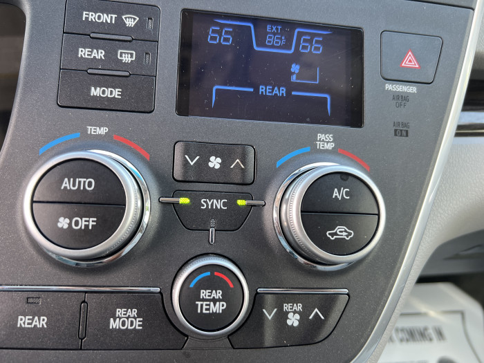 2016 Toyota Sienna XLE 19