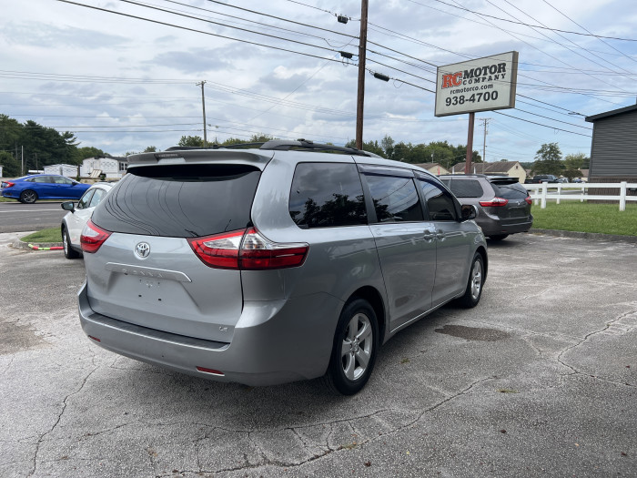 2015 Toyota Sienna LE 4