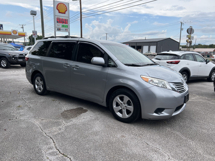 2015 Toyota Sienna LE 5