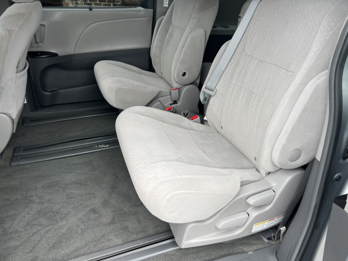 2015 Toyota Sienna LE 8