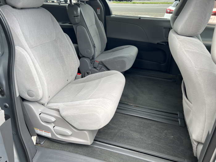 2015 Toyota Sienna LE 11