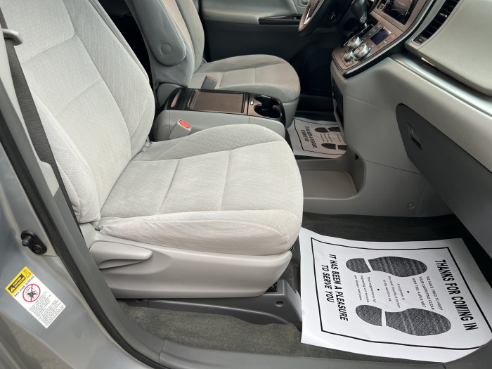 2015 Toyota Sienna LE 12