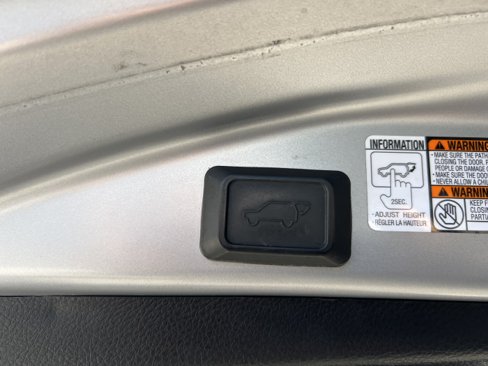 2018 Toyota RAV4 SE 12
