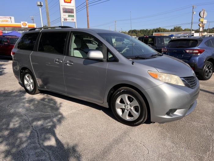 2011 Toyota Sienna LE 6